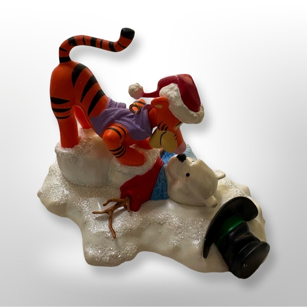 HALLMARK ORNAMENT ~ WINNIE POOH ~ BOUNCE PRACTICE ~ TIGGER w/ SNOWMAN POOH 2005